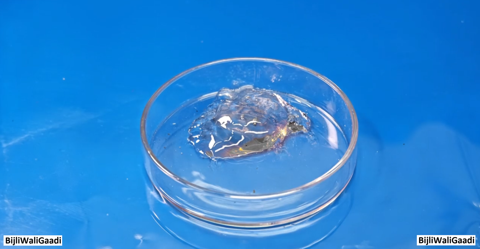This is not just a “gel” — it’s a breakthrough in battery safety.
The Qilin Condensed Battery upgrades conventional electrolytes into a condensed-state form.
When exposed to heat, it forms a protective film that isolates oxygen and cuts off the combustion pathway at its source.