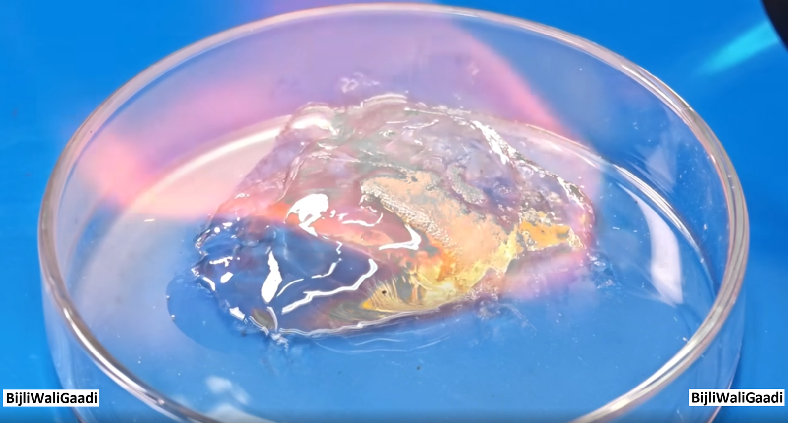 This is not just a “gel” — it’s a breakthrough in battery safety.
The Qilin Condensed Battery upgrades conventional electrolytes into a condensed-state form.
When exposed to heat, it forms a protective film that isolates oxygen and cuts off the combustion pathway at its source.