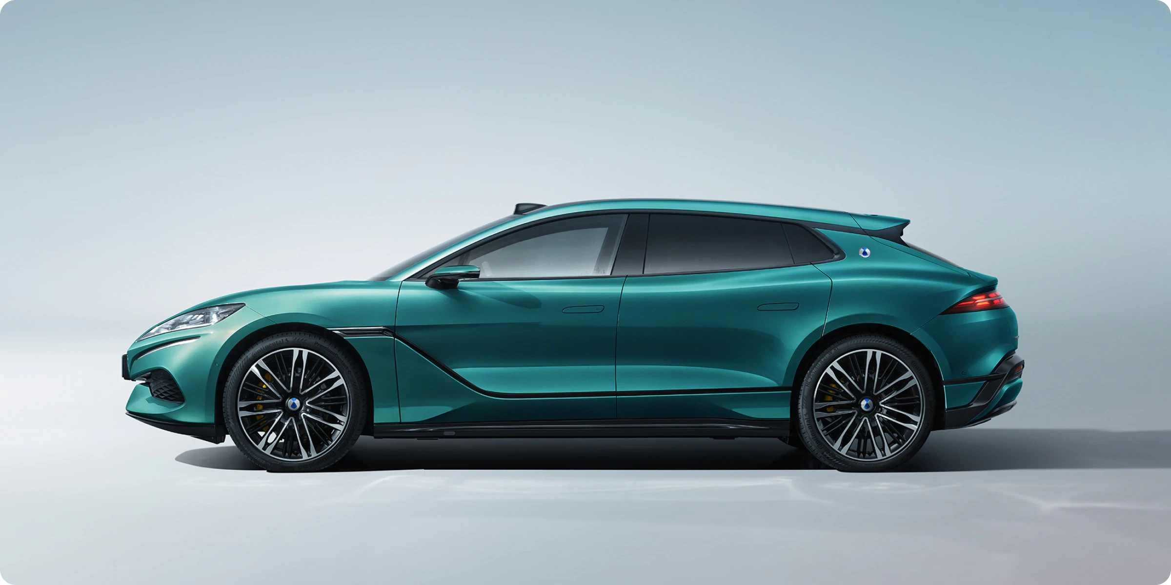 2026 Denza Z9 GT electric shooting brake side profile showing Z-shaped trim retractable spoiler and sloping roofline design