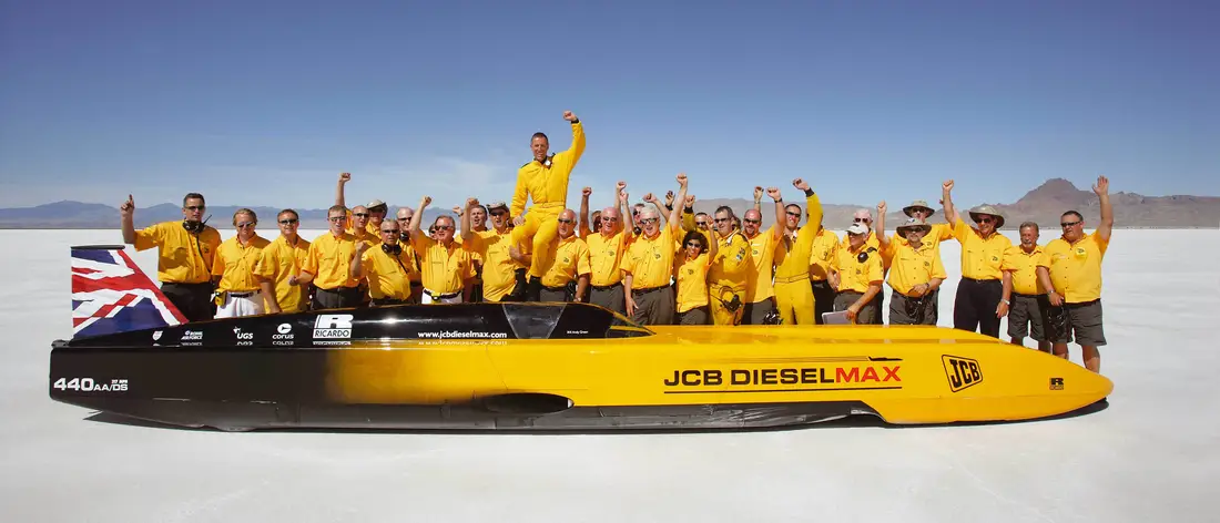 Bonneville Salt Flats पर JCB Dieselmax टीम अपनी रिकॉर्ड बनाने वाली डीज़ल कार के साथ