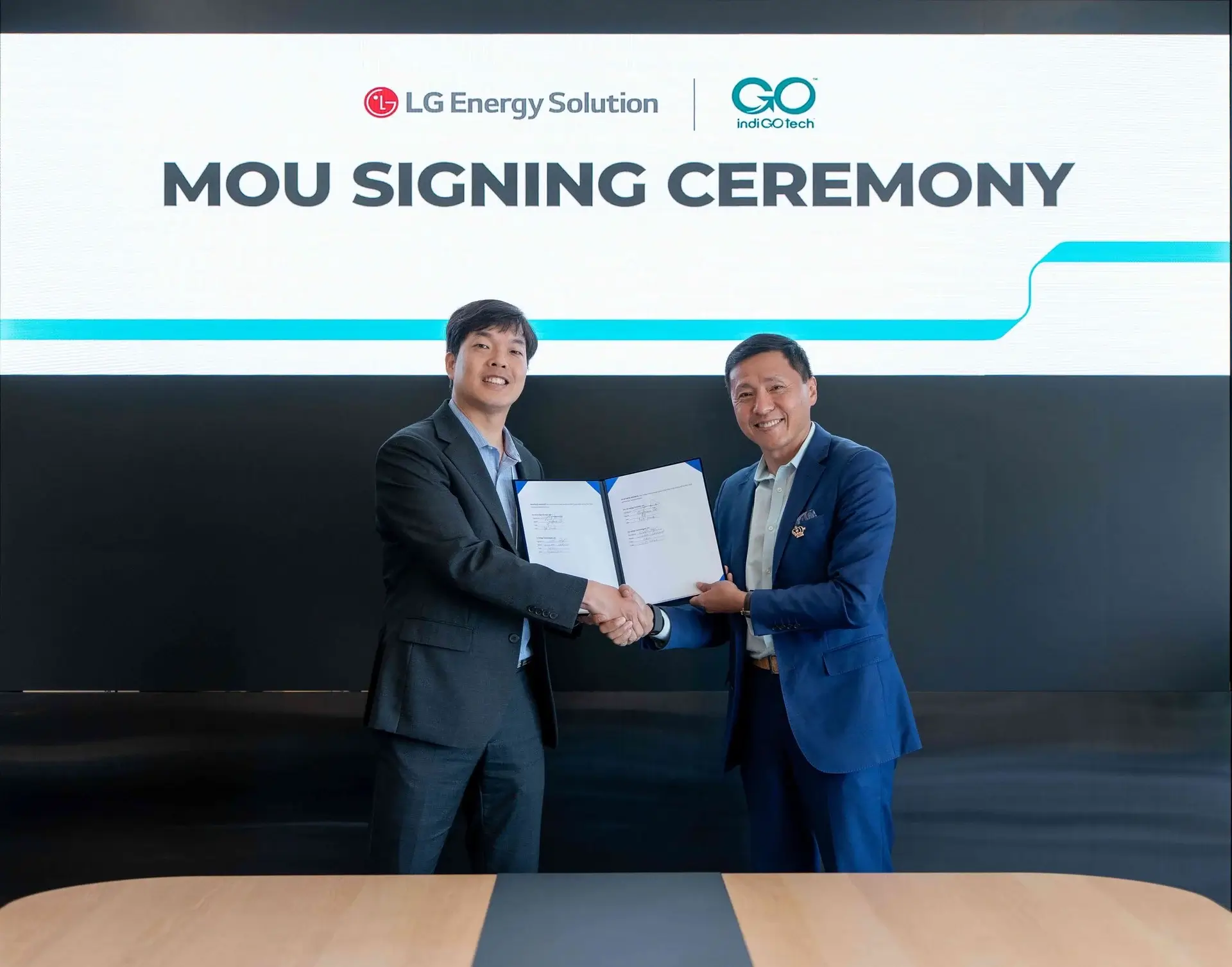 Nakjin Kim, Head of Product Planning/Strategy in Mobility & IT Battery Division at LG Energy Solution (left) and Will Graylin, Chairman and CEO of indiGOtech (right)